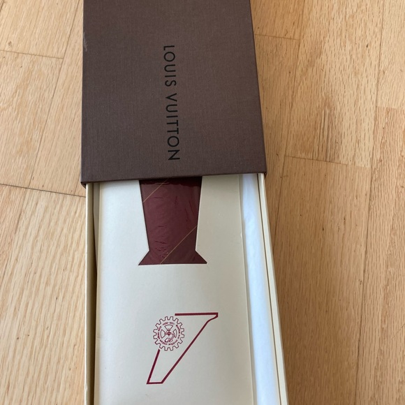 Brand New LouisVuitton airplanes printed tie - Picture 6 of 10